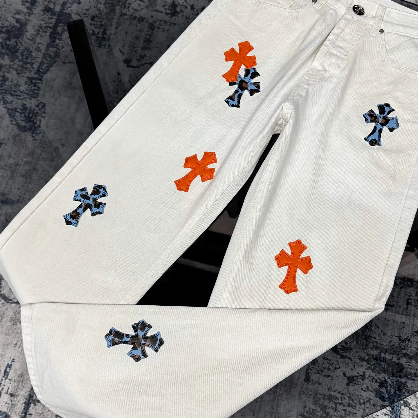 P250 Chrome Hearts｜Chrome Hearts 2025 New Orange Blue Leopard Print Cross Patch Leather Couple Style Washed Loose Jeans. Styles with different wash textures are very friendly to people with thin legs and thick legs. The straight and loose version is very flattering to the moderate length of the legs that will never go out of style. They can be matched easily and casually. They are the basis for various styles of styling and are a must-have in the wardrobe! The fabric is stiff but also makes the upper body soft without losing texture. The washing process is even more perfect. It is a must-have item for everyone! ! ! Color: white Size: 28/30/32/34 Waist: 71/76/81/86 Pants length: 98/100/102/104